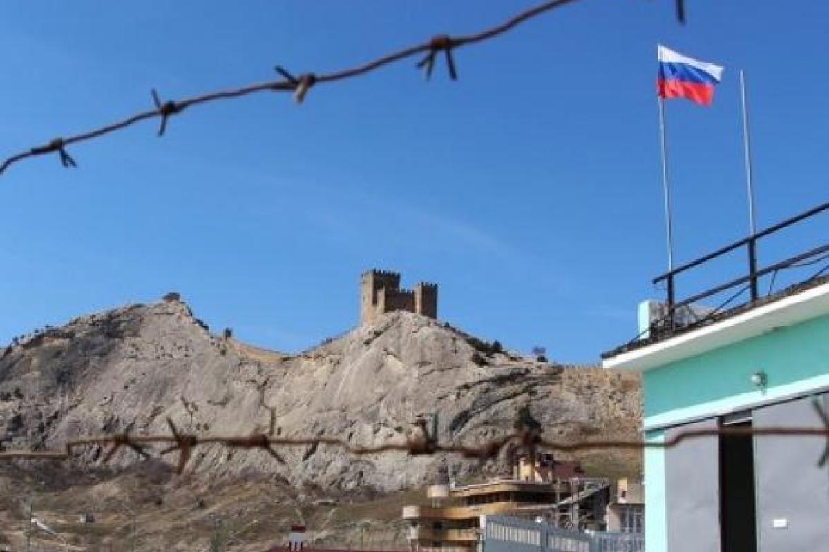 "Делают концлагерь": на административной границе с Крымом Россия строит "стену" "Делают концлагерь": на административной границе с Крымом Россия строит "стену"