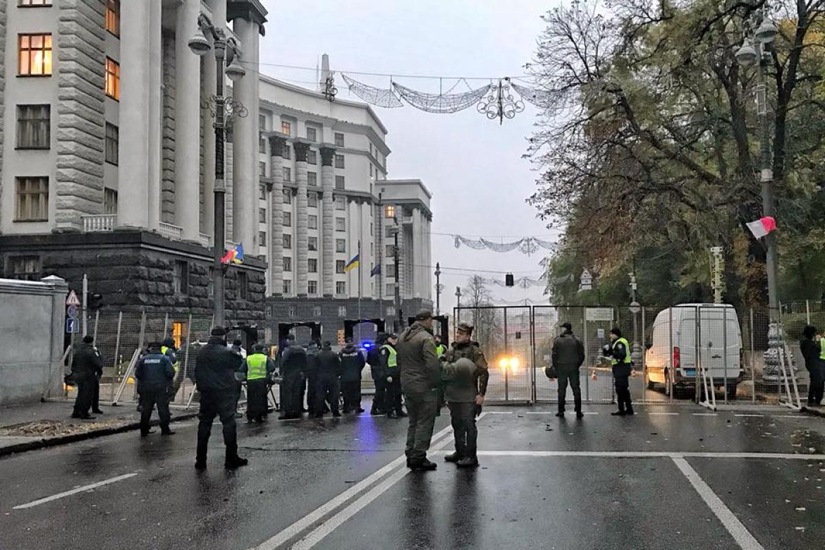 Киевская полиция переходит на усиленный режим работы: у людей будут проверять сумки и документы Киевская полиция переходит на усиленный режим работы: у людей будут проверять сумки и документы