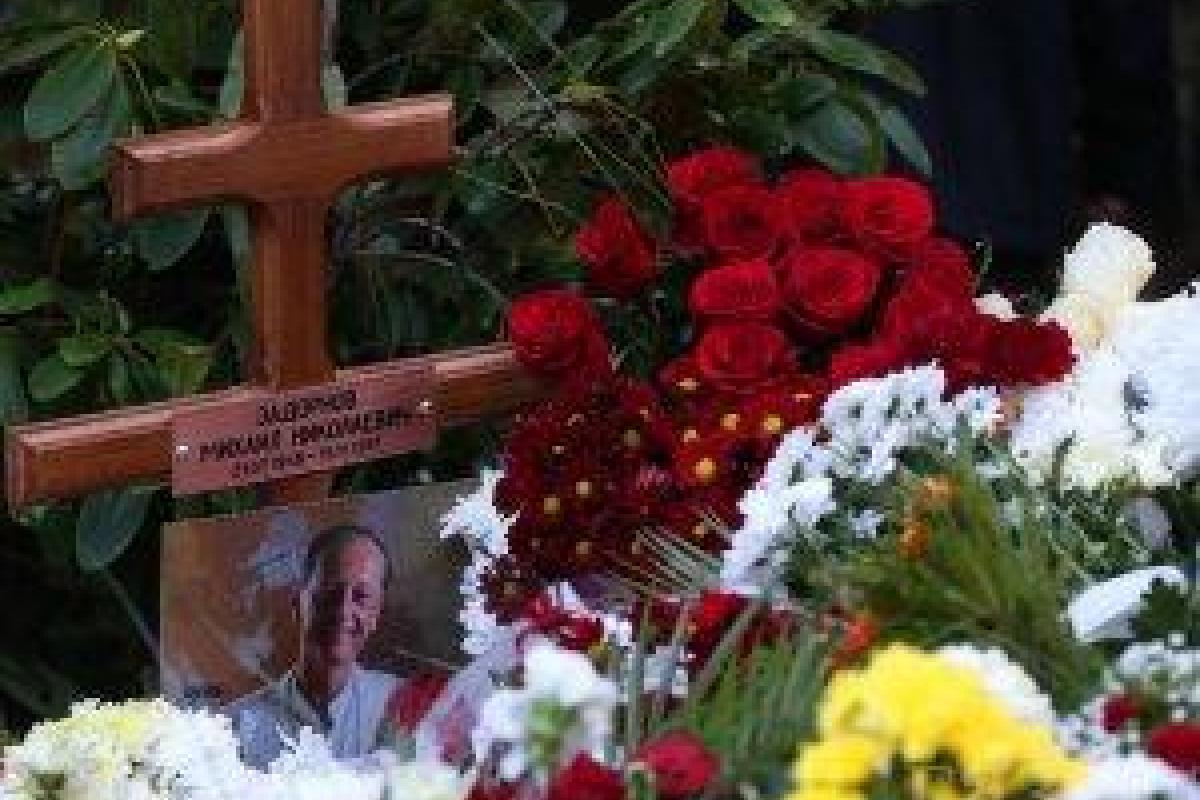 Задорнова похоронили в Юрмале рядом с отцом: опубликовано видео Задорнова похоронили в Юрмале рядом с отцом: опубликовано видео