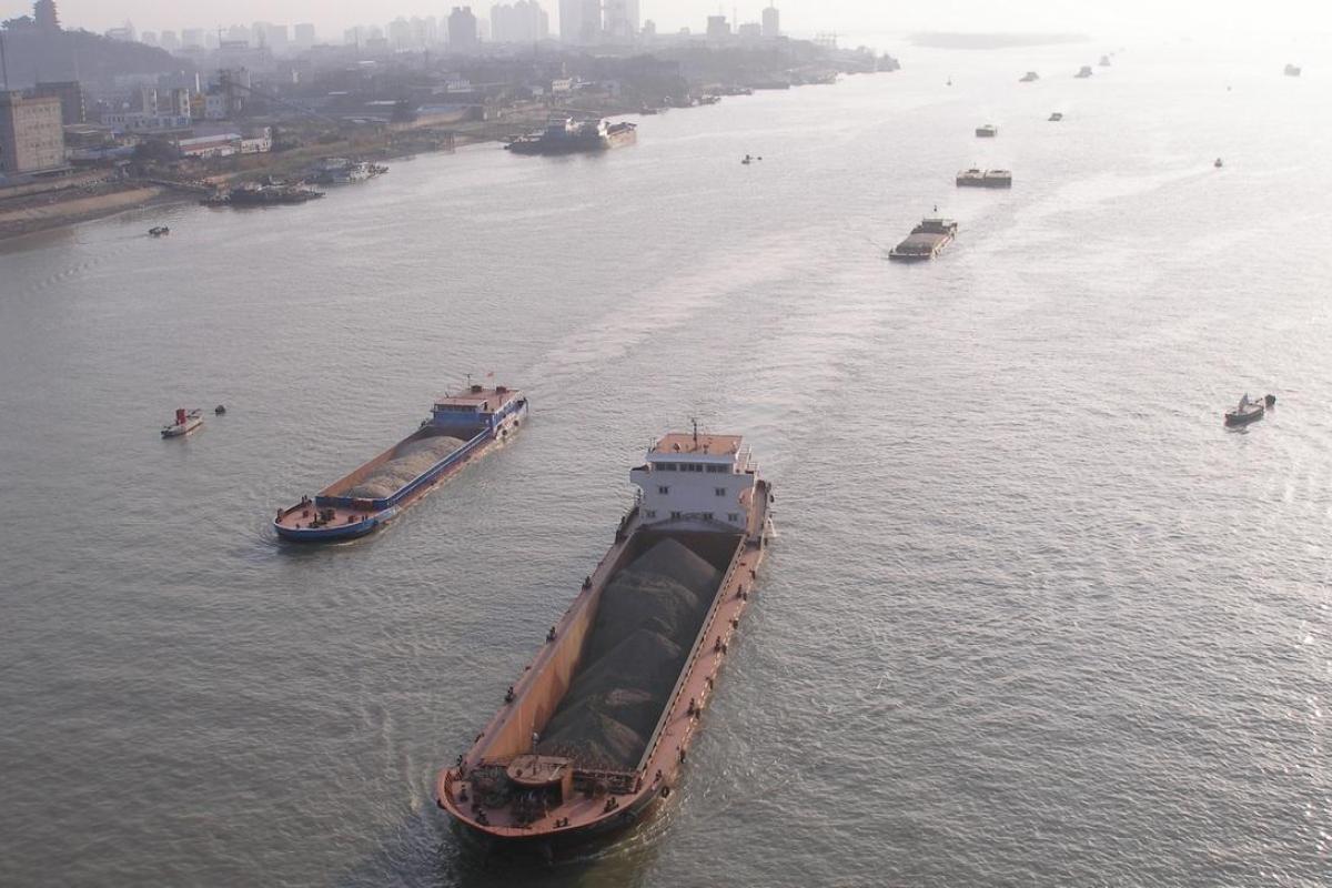 В Китае столкнулись два судна, 12 человек пропали без вести В Китае столкнулись два судна, 12 человек пропали без вести