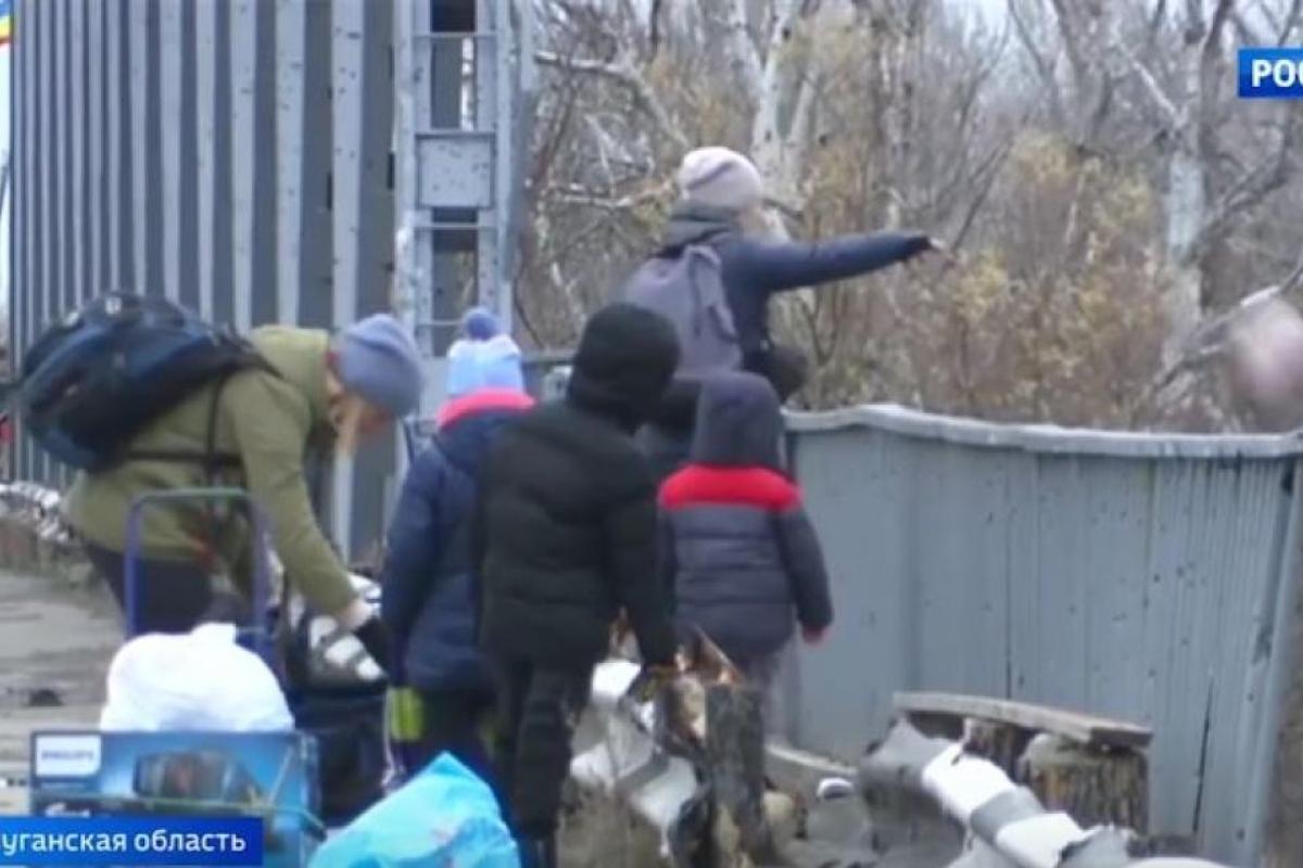Пункт пропуска на Луганщине: российские журналисты показали, как люди выбрасывают с моста мясо
