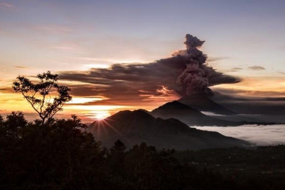 На Бали извергается вулкан: из-за огромного облака пепла отменены авиарейсы На Бали извергается вулкан: из-за огромного облака пепла отменены авиарейсы