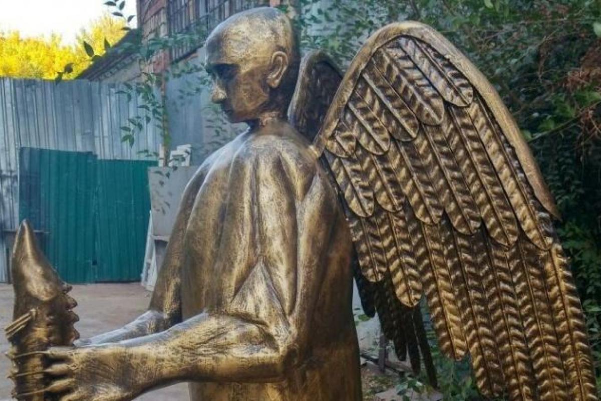 "Любовь творит чудеса": в России появился бронзовый мутант с головой Путина "Любовь творит чудеса": в России появился бронзовый мутант с головой Путина