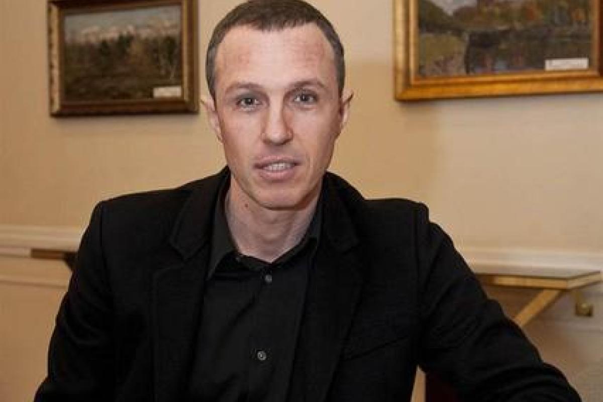 «Элегантная женщина!»: Актера Верника трудно узнать в красной юбке и на каблуках «Элегантная женщина!»: Актера Верника трудно узнать в красной юбке и на каблуках