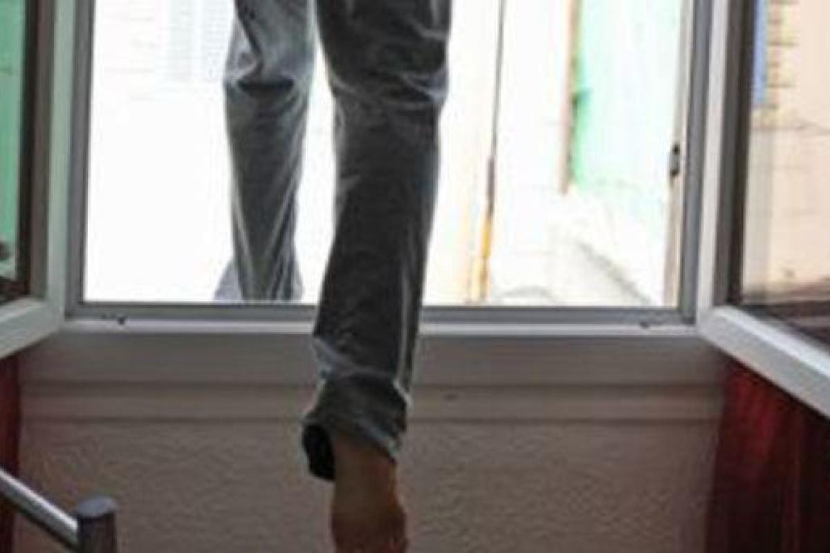 В Николаеве 16-летний парень покончил с собой, выбросившись с балкона 14-го этажа В Николаеве 16-летний парень покончил с собой, выбросившись с балкона 14-го этажа