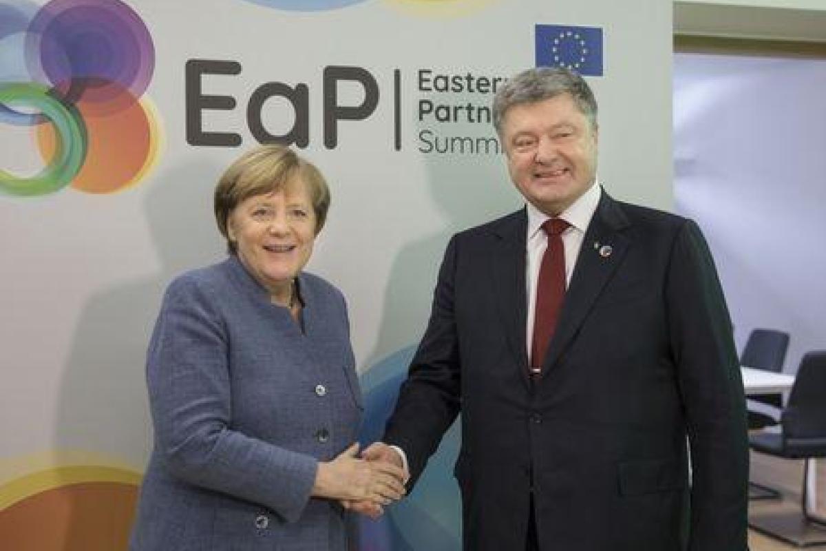Порошенко обсудил с Меркель ситуацию на Донбассе Порошенко обсудил с Меркель ситуацию на Донбассе