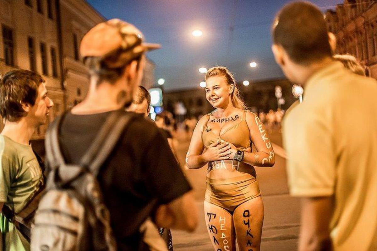 «Модель XL»: пышные красотки гуляли по Киеву в нижнем белье «Модель XL»: пышные красотки гуляли по Киеву в нижнем белье