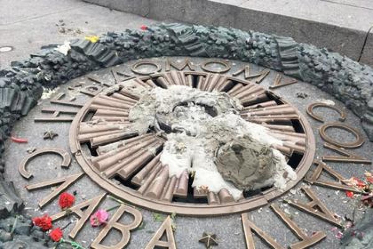 В столичном Парке Славы вандалы залили вечный огонь цементом и "увенчали" крестом В столичном Парке Славы вандалы залили вечный огонь цементом и "увенчали" крестом