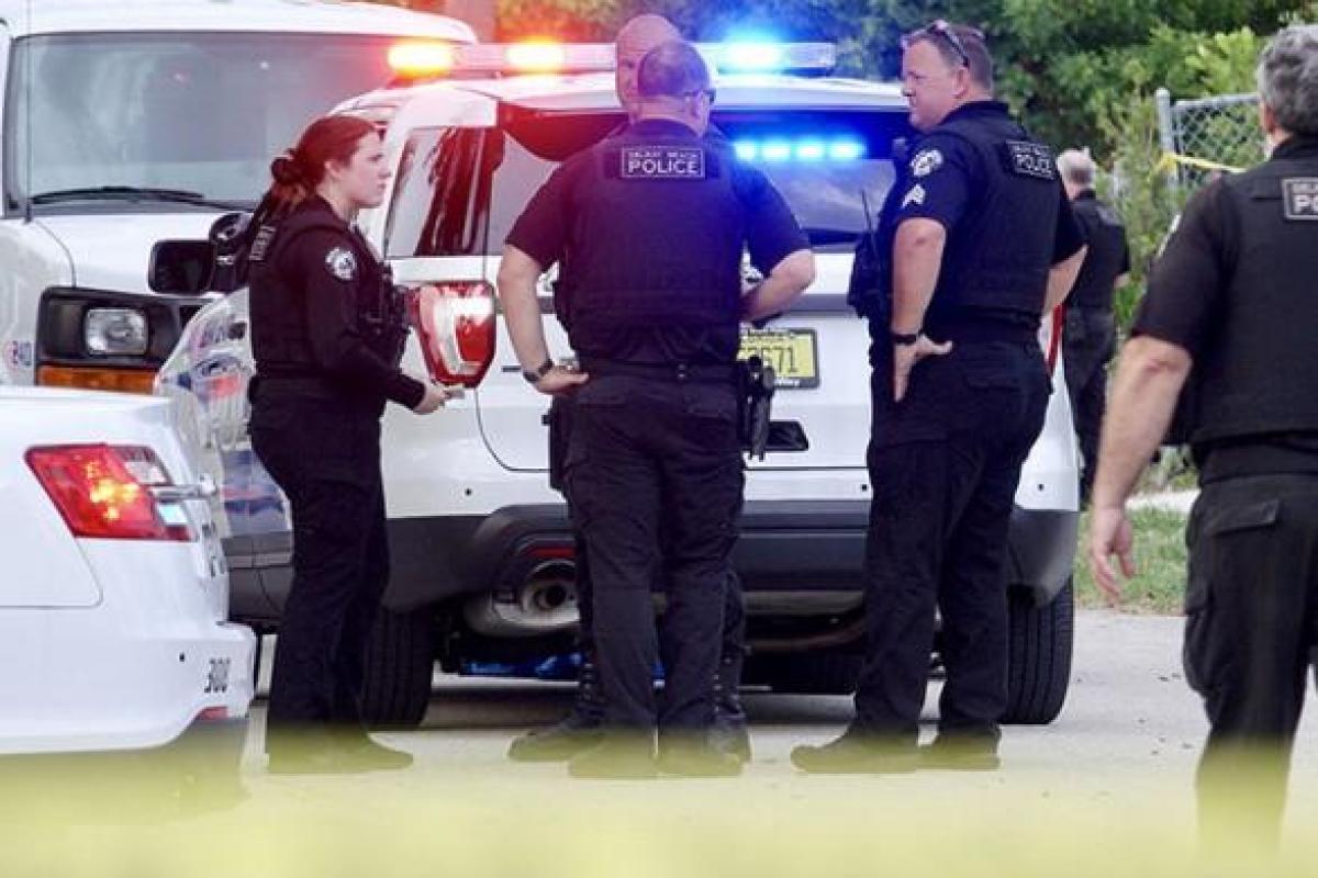 В США неизвестные напали на полицейский участок В США неизвестные напали на полицейский участок