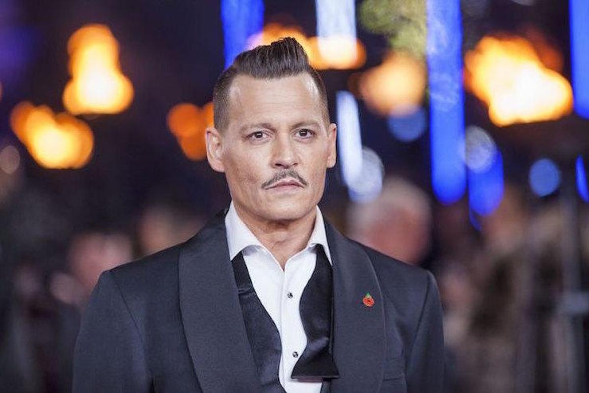 Пьяный Джонни Депп на красной дорожке возмутил общественность Пьяный Джонни Депп на красной дорожке возмутил общественность