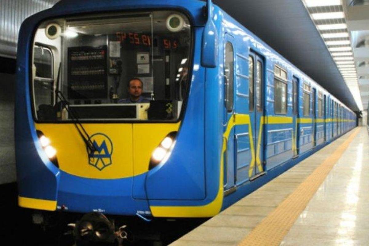 В Киеве пассажир упал на рельсы в метро В Киеве пассажир упал на рельсы в метро