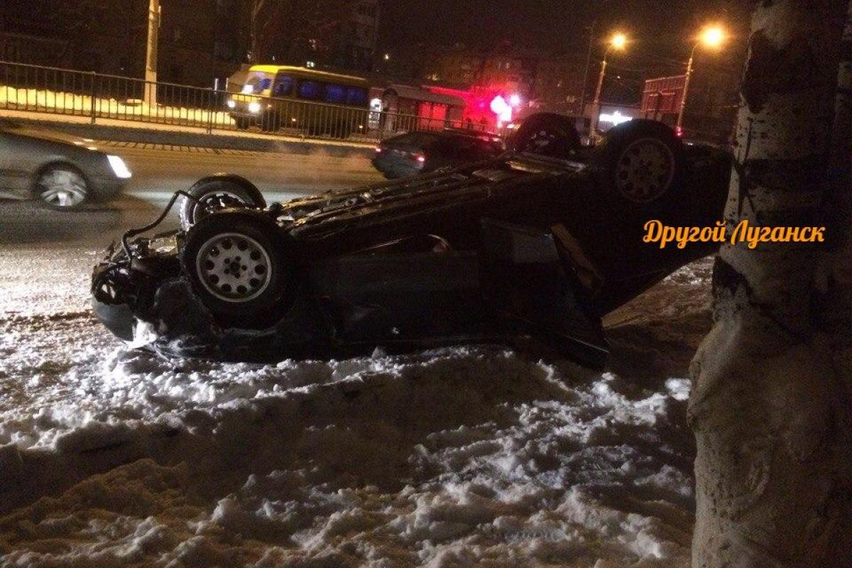 Авто вылетело на встречку и сделало сальто: в Луганске произошло серьезное ДТП