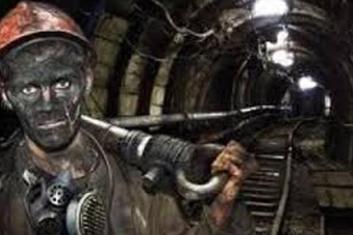 Горняки "Бужанской" отказываются выходить из шахты, требуя задолженности по зарплате