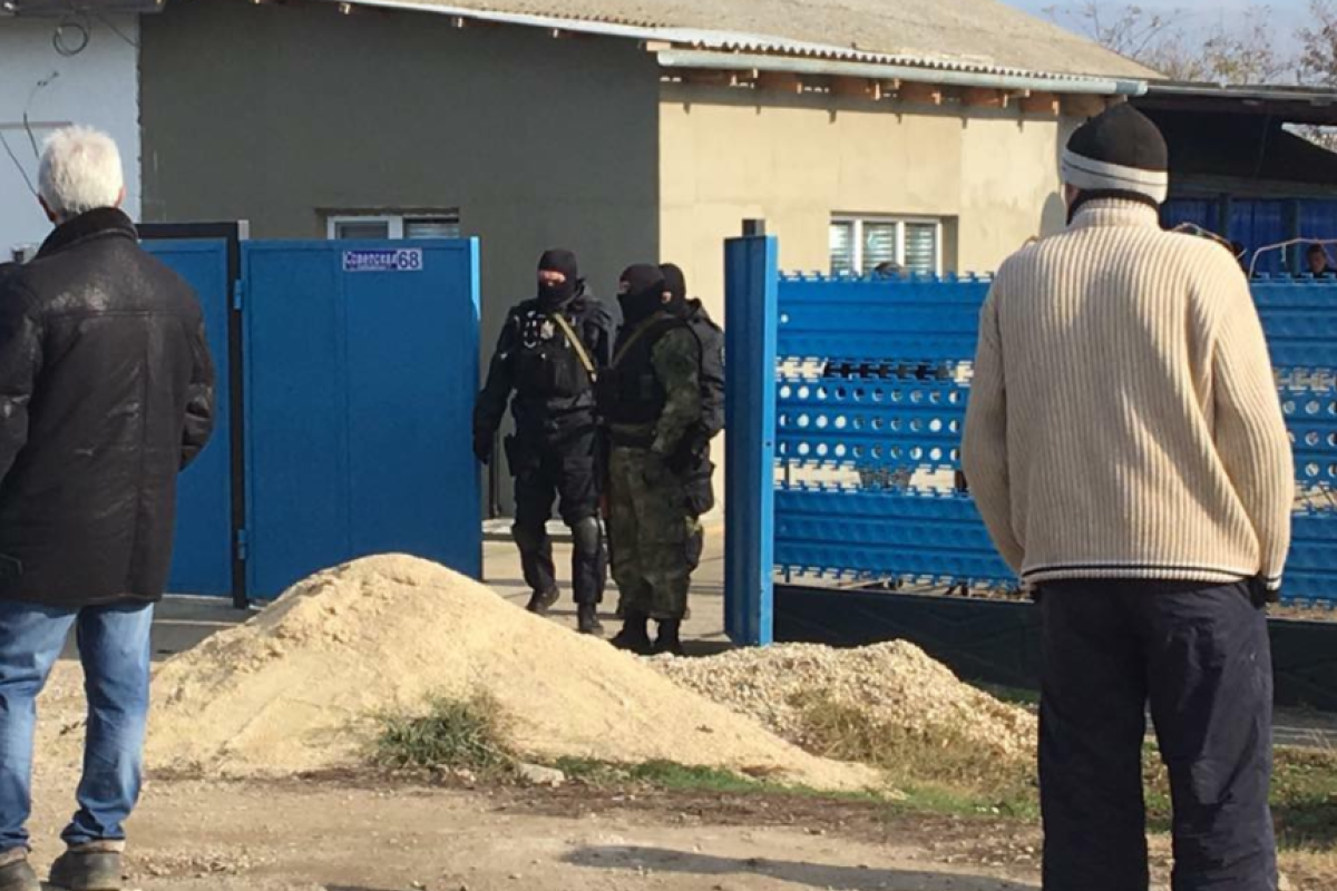 В Крыму очередная облава: силовики ворвались в чужой дом В Крыму очередная облава: силовики ворвались в чужой дом