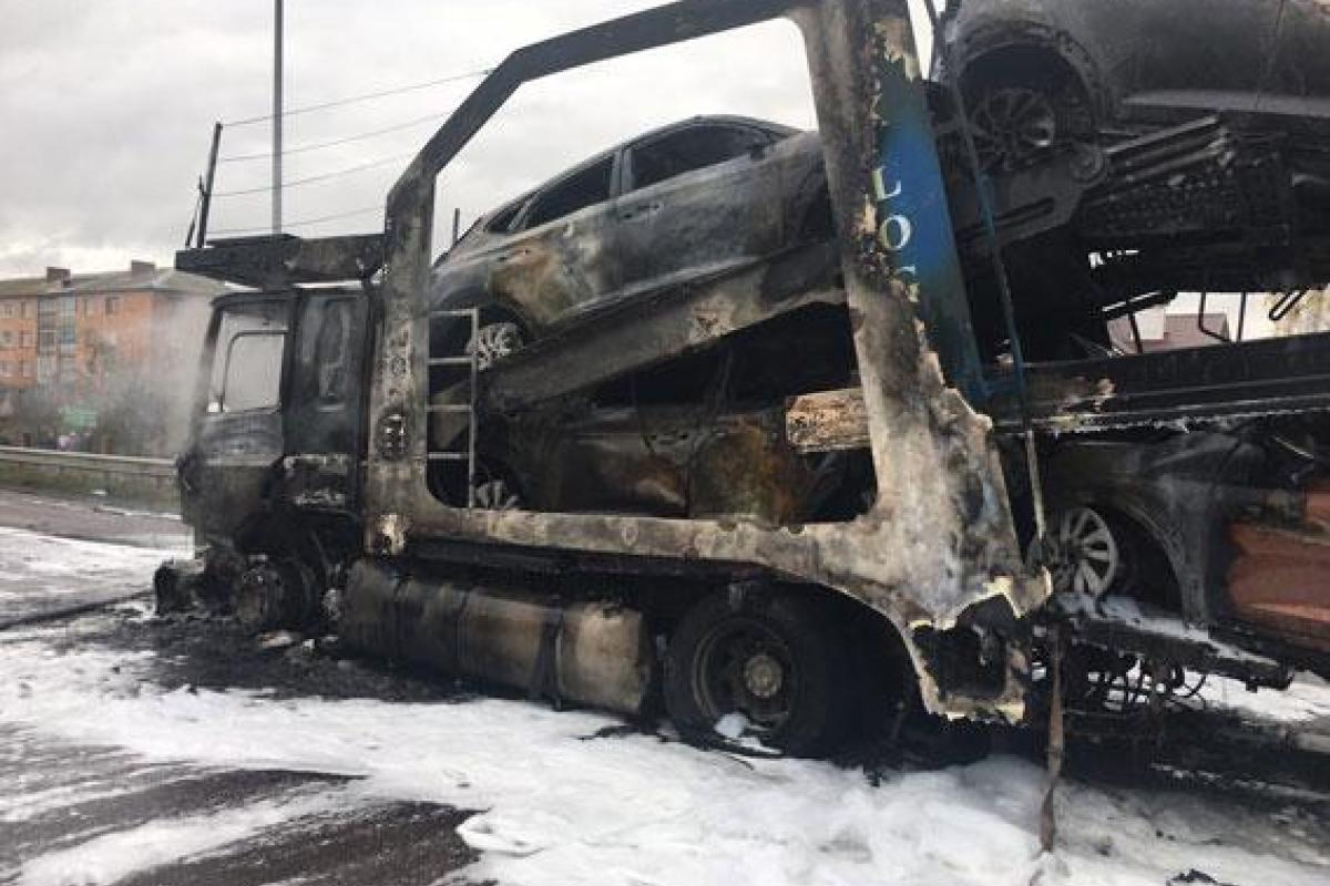 На Ровенщине столкнулись грузовики-автовозы: одна из машин загорелась, есть жертвы
