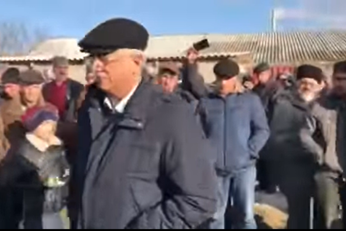 В Крыму с похорон Веджие Кашка с позором прогнали путинского коллаборанта В Крыму с похорон Веджие Кашка с позором прогнали путинского коллаборанта