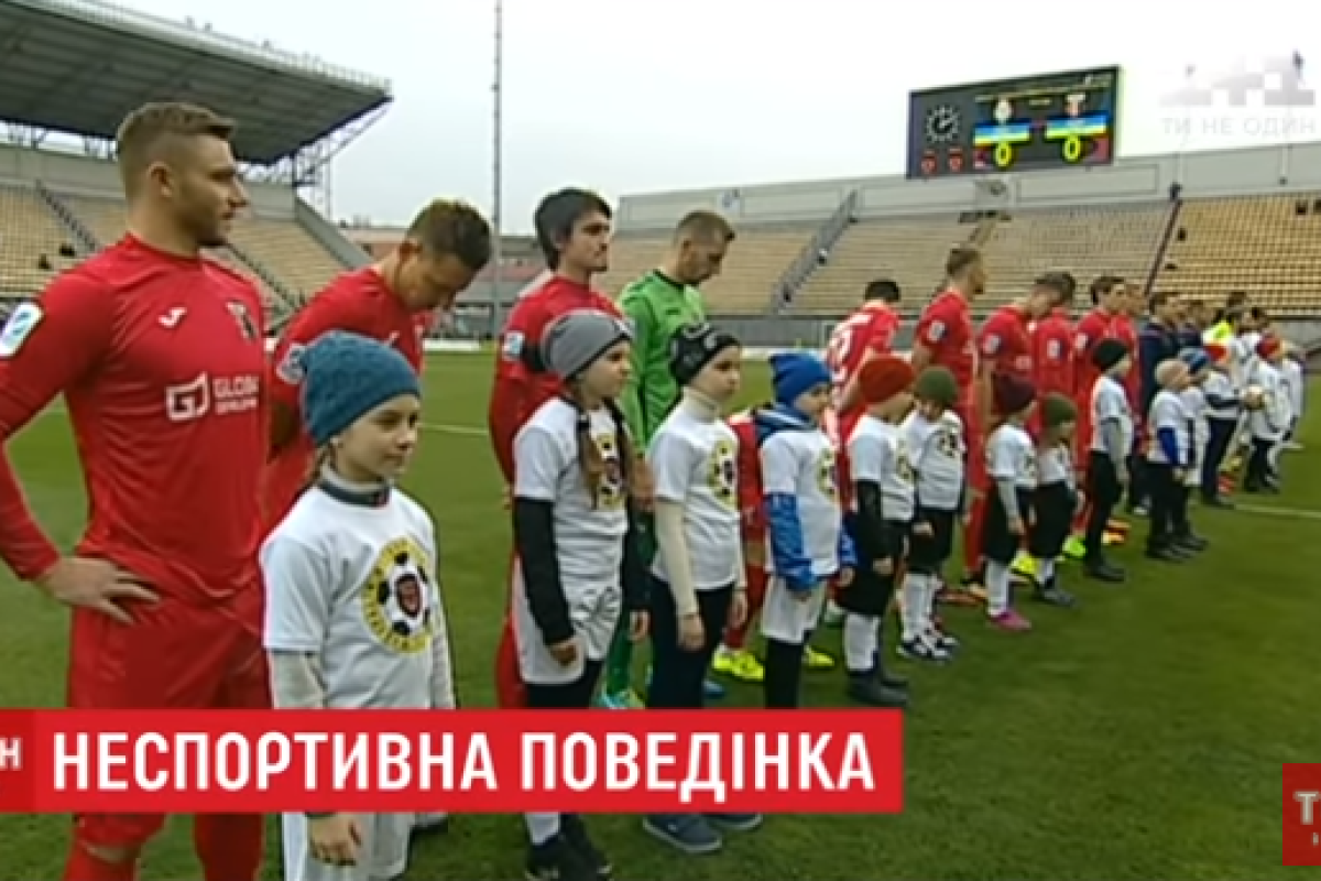 ФК "Шахтер" запретил детям участников АТО выйти на поле в футболках с надписью "Мой папа - герой" ФК "Шахтер" запретил детям участников АТО выйти на поле в футболках с надписью "Мой папа - герой"