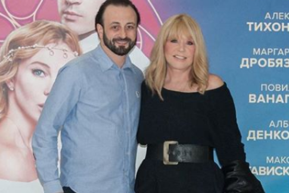 Пугачева в мини-платье поразила публику шикарной фигурой Пугачева в мини-платье поразила публику шикарной фигурой