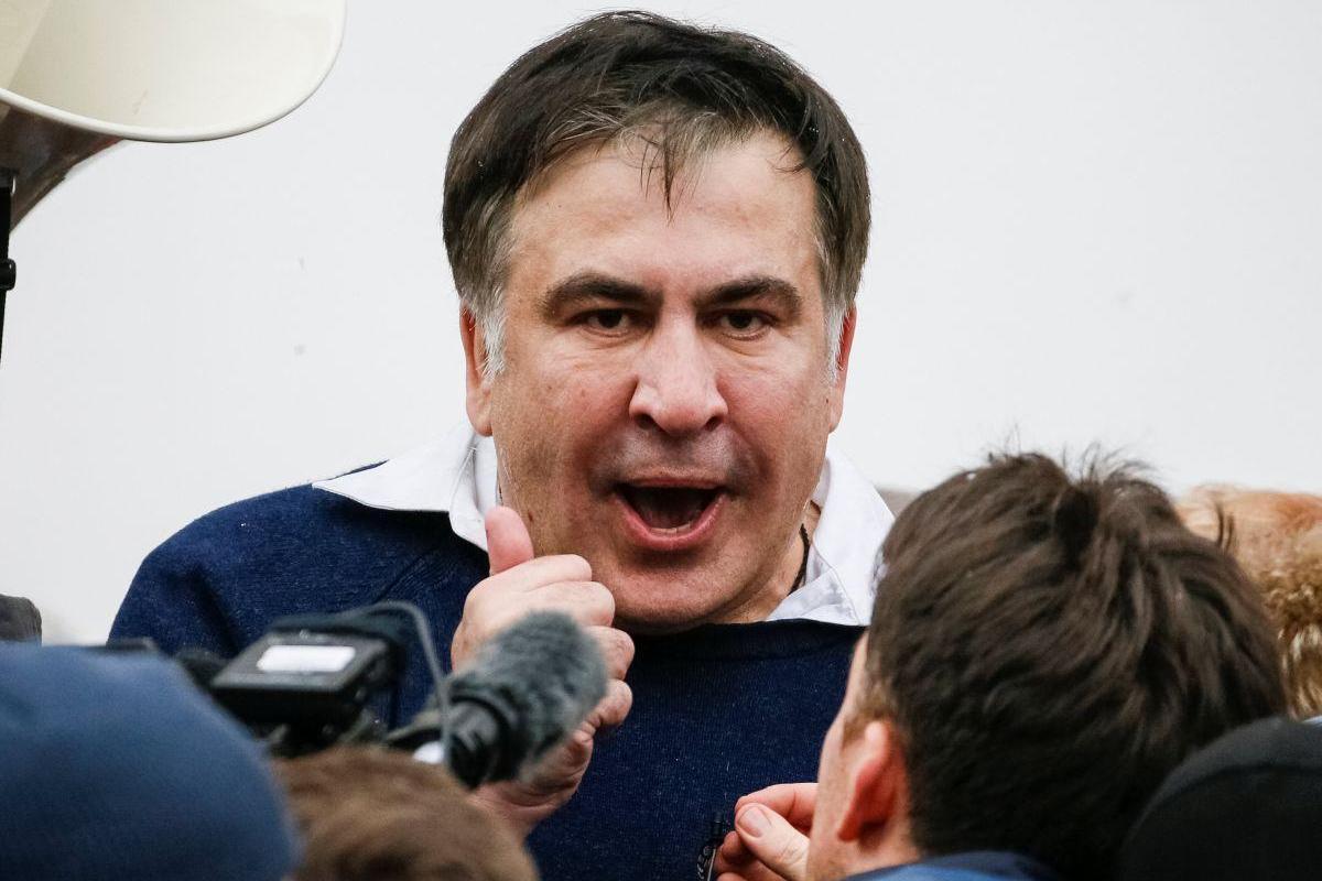 Саакашвили в суде назвал себя военнопленным и пообещал показать, "как умирает президент" Саакашвили в суде назвал себя военнопленным и пообещал показать, "как умирает президент"