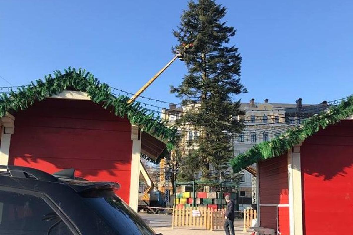 Что-то пошло не так: в соцсетях истерика из-за главной елки страны Что-то пошло не так: в соцсетях истерика из-за главной елки страны