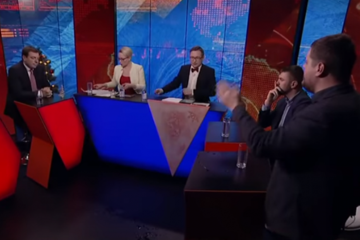 "Засунь себе свои вопросы": Как народные депутаты в прямом эфире водой обливались "Засунь себе свои вопросы": Как народные депутаты в прямом эфире водой обливались