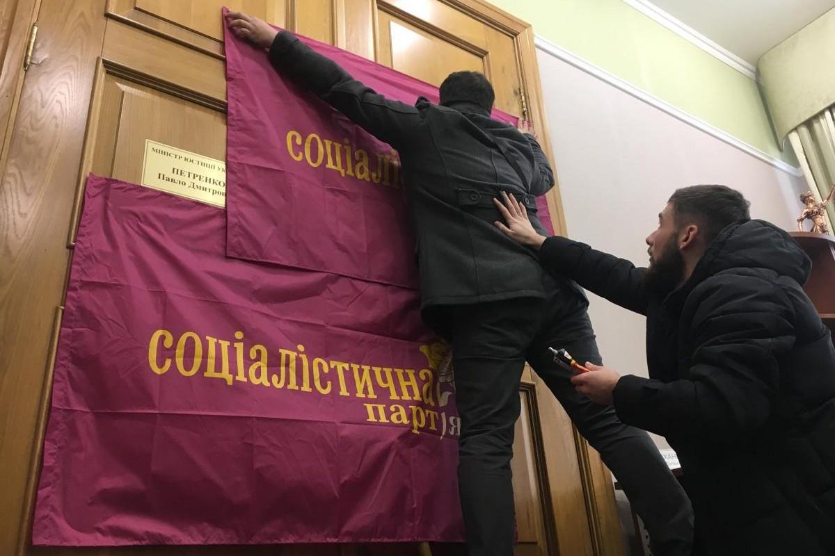 Штурм Минюста: Каплина и его сторонников «упаковали» в автозаки Штурм Минюста: Каплина и его сторонников «упаковали» в автозаки