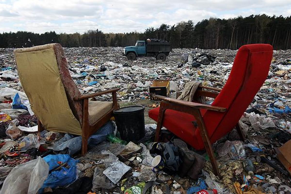 "Вонища стоит страшная!": В России перед приездом Путина свалку опрыскивают "духами" "Вонища стоит страшная!": В России перед приездом Путина свалку опрыскивают "духами"