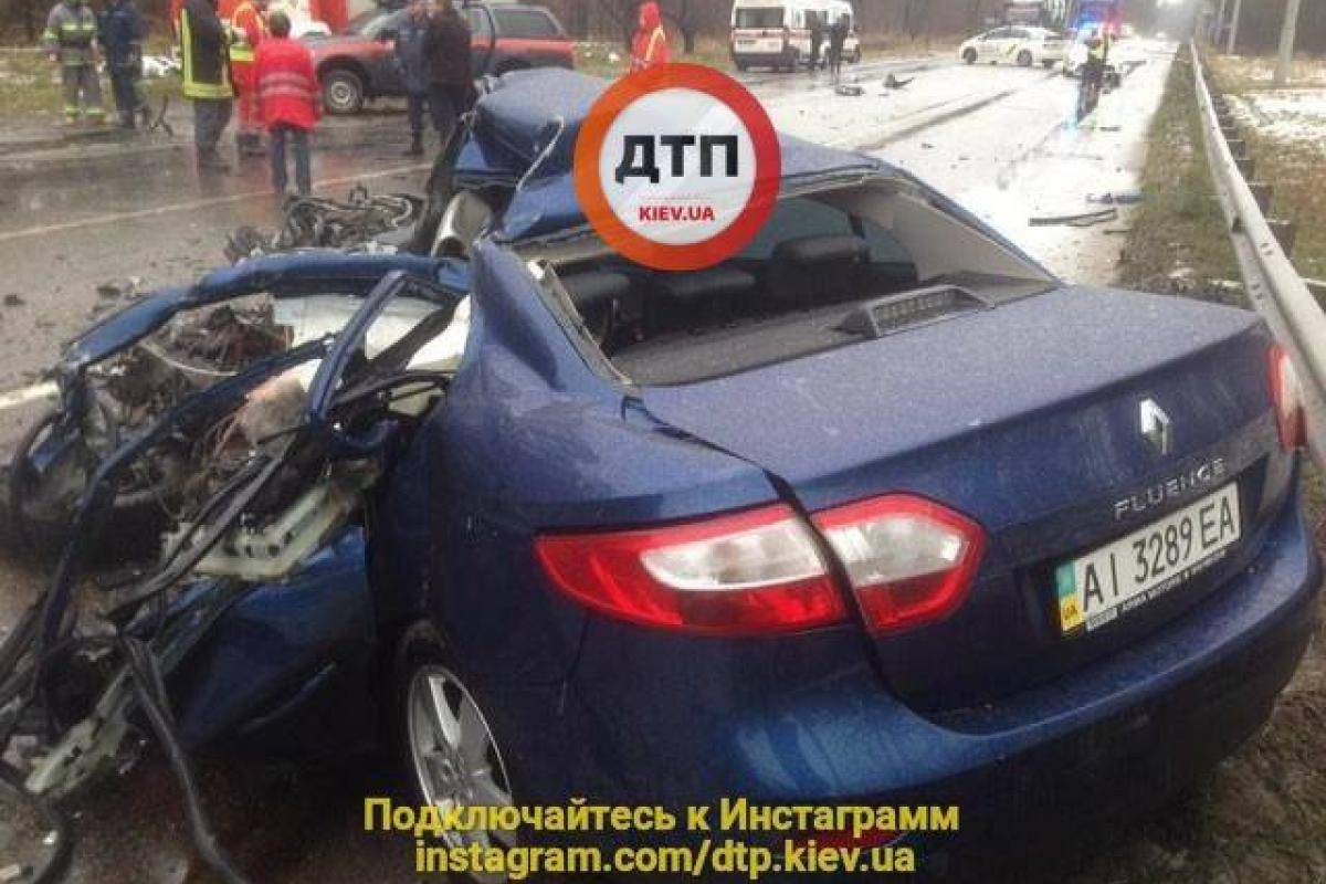 Жуткая авария в Киеве: фура раздавила легковушку, есть жертвы (18+) Жуткая авария в Киеве: фура раздавила легковушку, есть жертвы (18+)