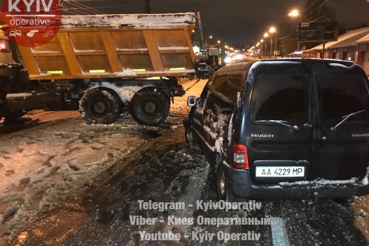 В Киеве снегоуборочный автомобиль спровоцировал ДТП, пострадал ребенок В Киеве снегоуборочный автомобиль спровоцировал ДТП, пострадал ребенок
