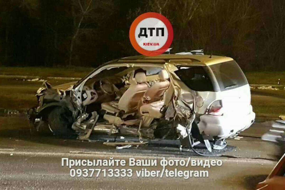 Обломки разбросало на несколько десятков метров: в Киеве произошло серьезное ДТП Обломки разбросало на несколько десятков метров: в Киеве произошло серьезное ДТП