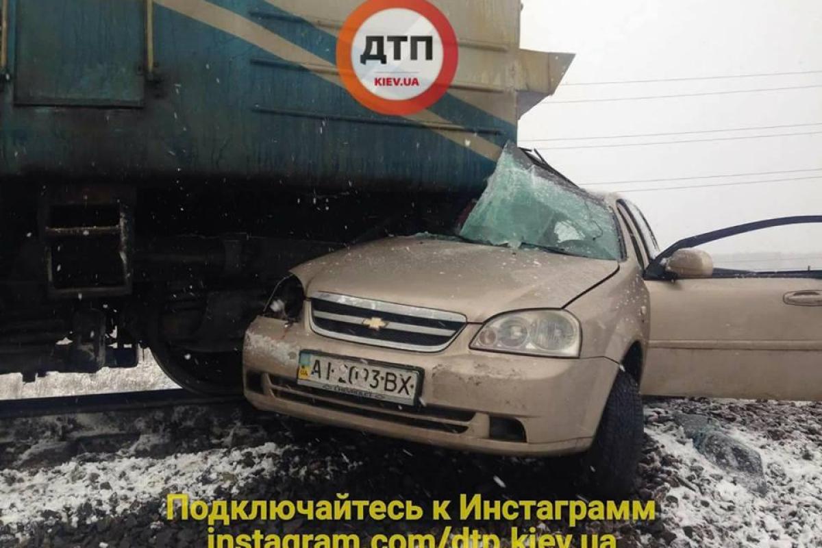 Под Киевом поезд снес легковой автомобиль: водитель чудом выжил Под Киевом поезд снес легковой автомобиль: водитель чудом выжил