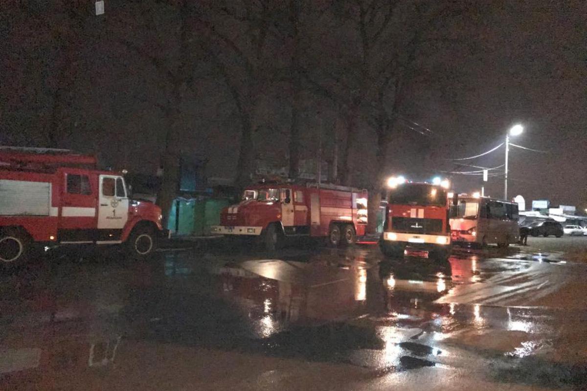 В Хмельницком произошел пожар на вещевом рынке В Хмельницком произошел пожар на вещевом рынке