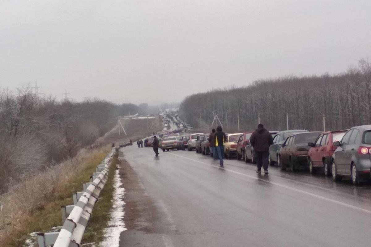 Ситуация на КПВВ в зоне АТО: сколько автомобилей стоит в очередях