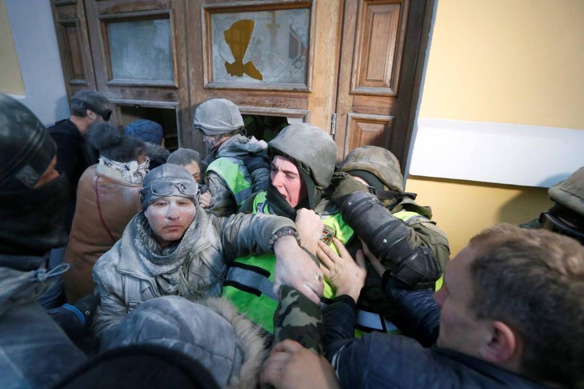 Штурм Октябрьского дворца в Киеве: хроника событий и последние новости Штурм Октябрьского дворца в Киеве: хроника событий и последние новости
