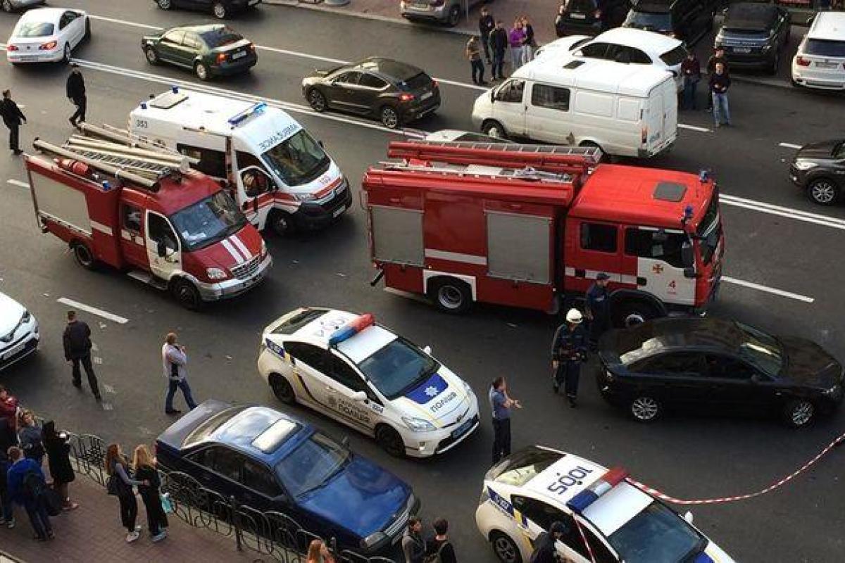 В центре Киева происходит эвакуация людей В центре Киева происходит эвакуация людей