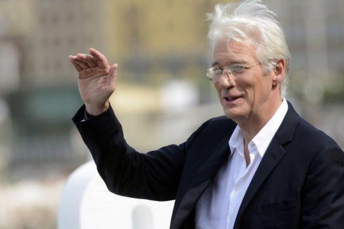 Престарелый голливудский секс-символ собрался жениться на женщине, которая вдвое младше него Престарелый голливудский секс-символ собрался жениться на женщине, которая вдвое младше него