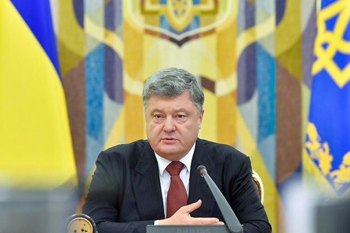 Порошенко пообещал премии военнослужащим: стало известно, кому и сколько