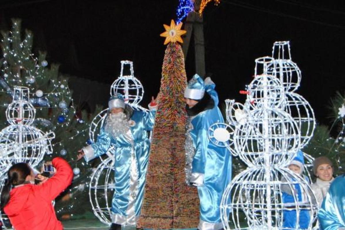 В Украине собрали елку из 24 тысяч карандашей В Украине собрали елку из 24 тысяч карандашей