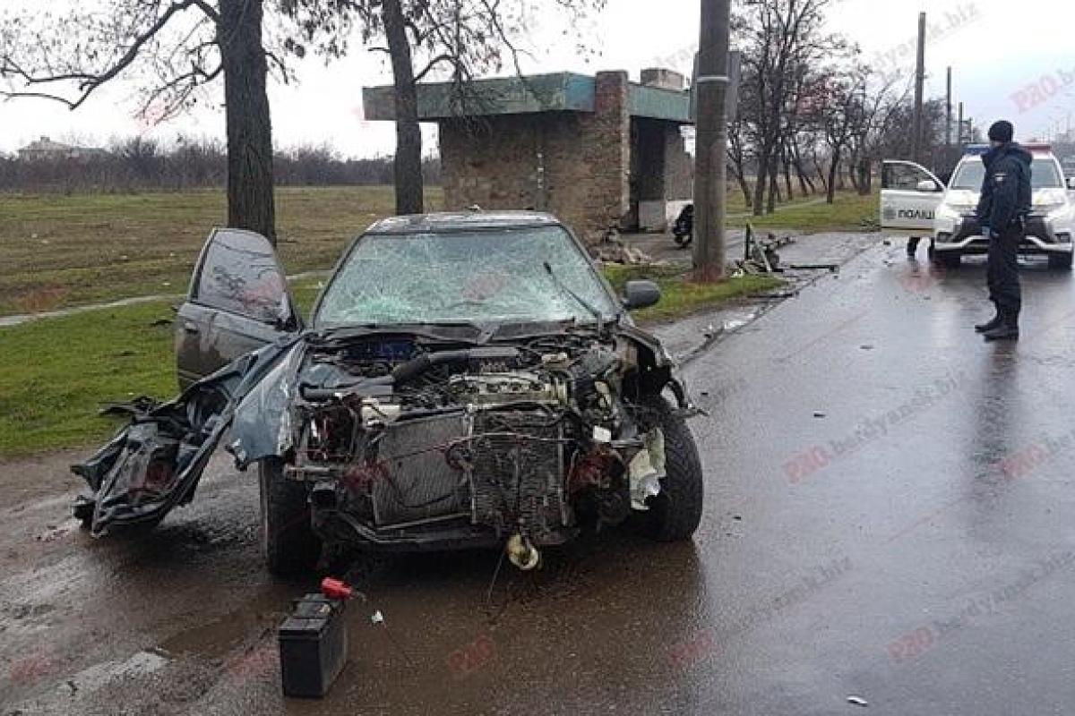 ДТП в Бердянске: пьяный водитель въехал в остановку ДТП в Бердянске: пьяный водитель въехал в остановку