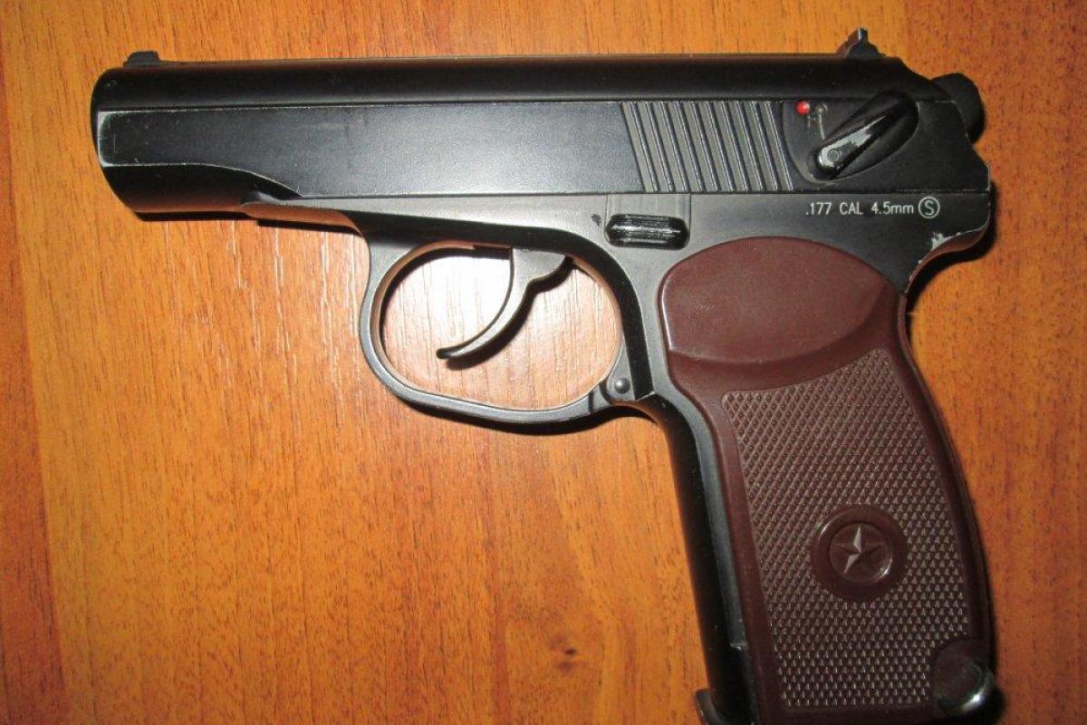 В России 4-летний ребенок пришел в детский сад с пистолетом