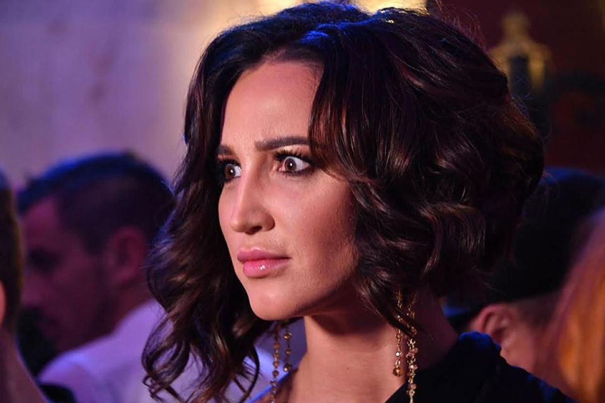 У Ольги Бузовой сполз лифчик во время выступления перед детьми У Ольги Бузовой сполз лифчик во время выступления перед детьми