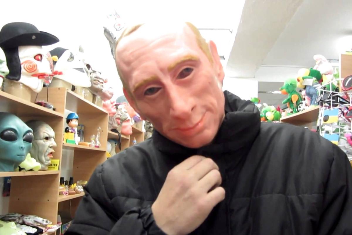 В Санкт-Петербурге изрезали активиста в маске Путина В Санкт-Петербурге изрезали активиста в маске Путина