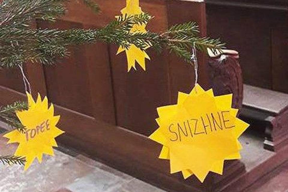 На елке в Праге вместо украшений - названия оккупированных городов Донбасса На елке в Праге вместо украшений - названия оккупированных городов Донбасса