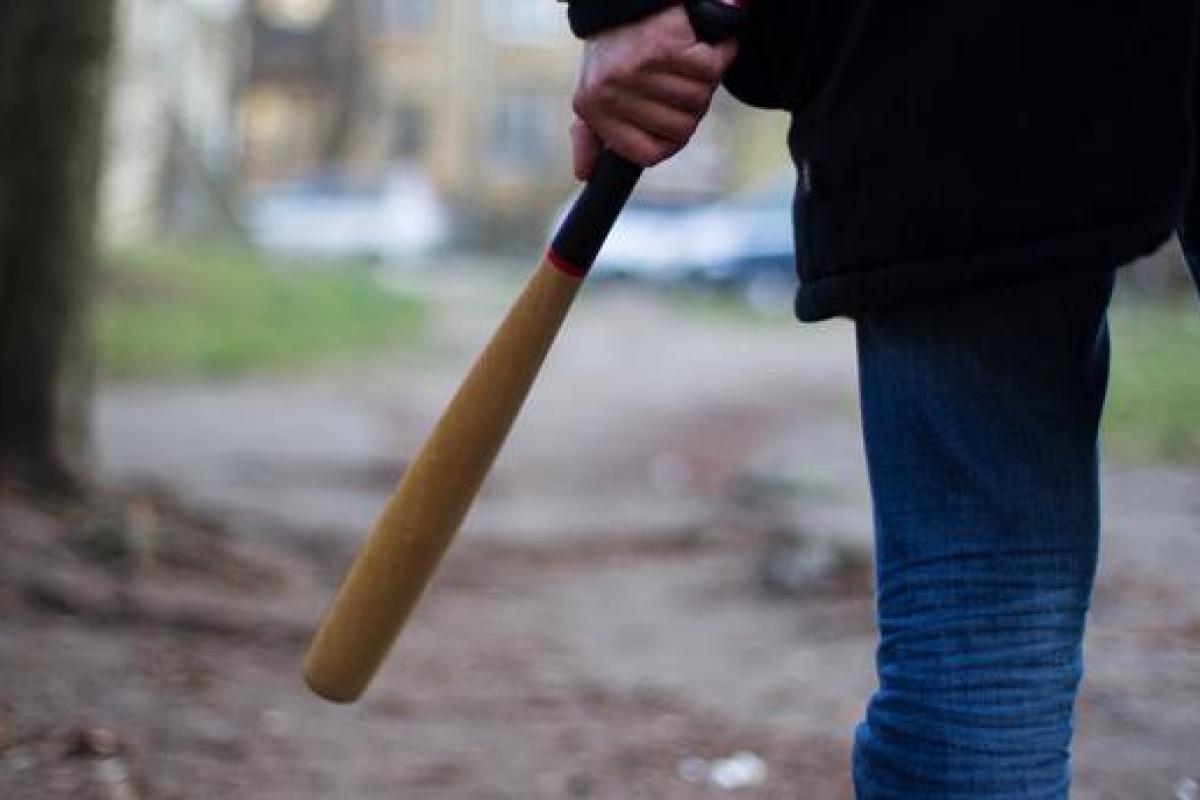 В Киеве мужчина избил знакомого битой из-за ревности В Киеве мужчина избил знакомого битой из-за ревности