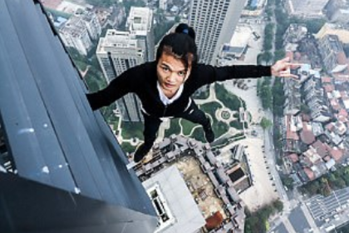 Китайский руфер сорвался с небоскреба: смерть парня попала на видео