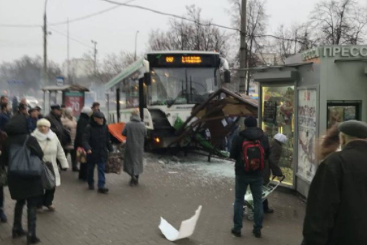 В Москве автобус снес остановку с людьми В Москве автобус снес остановку с людьми