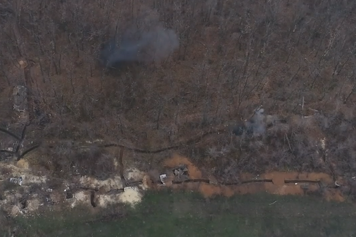 Сбитый боевиками коптер успел заснять "прилеты" по вражеским блиндажам: обнародовано видео Сбитый боевиками коптер успел заснять "прилеты" по вражеским блиндажам: обнародовано видео