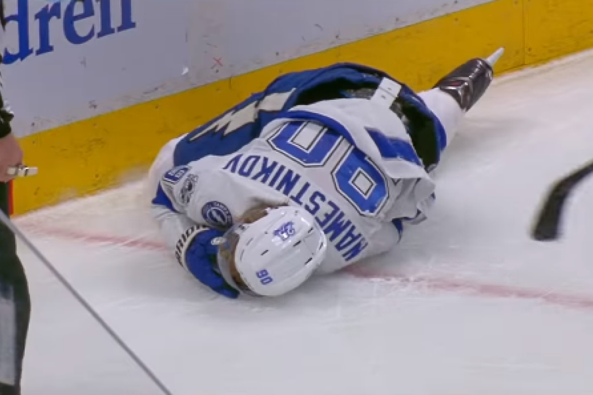 На матче НХЛ российского хоккеиста впечатали головой в борт: обнародовано видео На матче НХЛ российского хоккеиста впечатали головой в борт: обнародовано видео