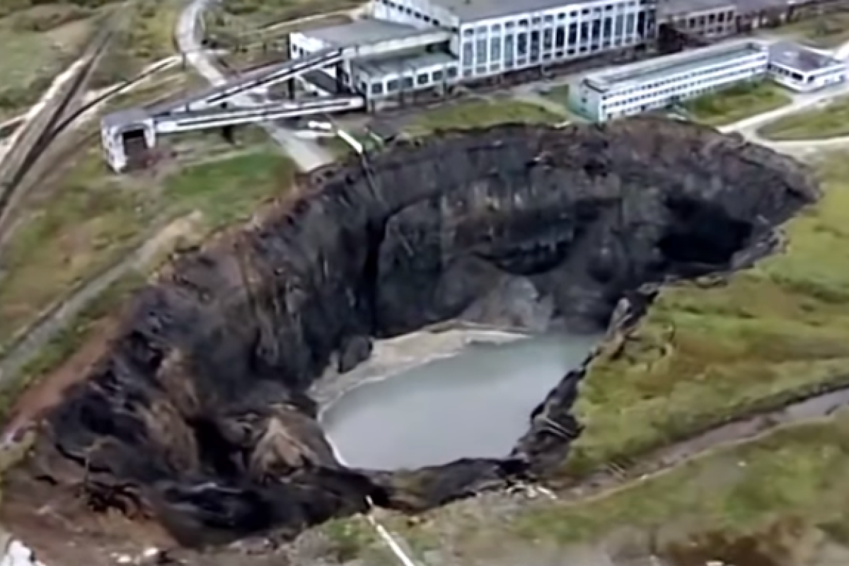 Российский город проваливается под землю: напуганные жители вывозят вещи к родственникам