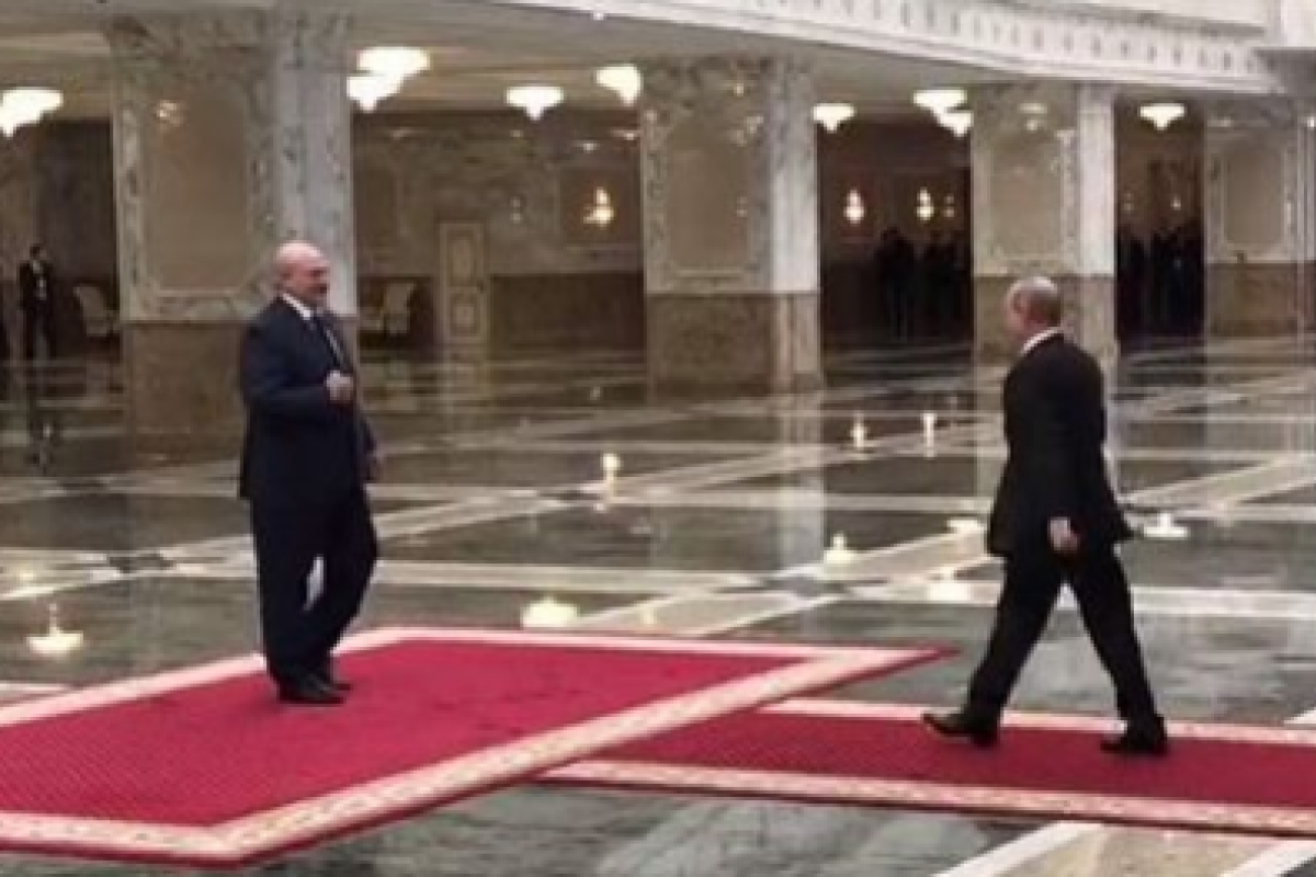 Из-за комплекса роста Путин приехал к Лукашенко на каблуках: видео Из-за комплекса роста Путин приехал к Лукашенко на каблуках: видео